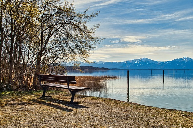 Banc face à un lac symbolisant un temps de pause et de recul – hypnose à Brive-la-Gaillarde