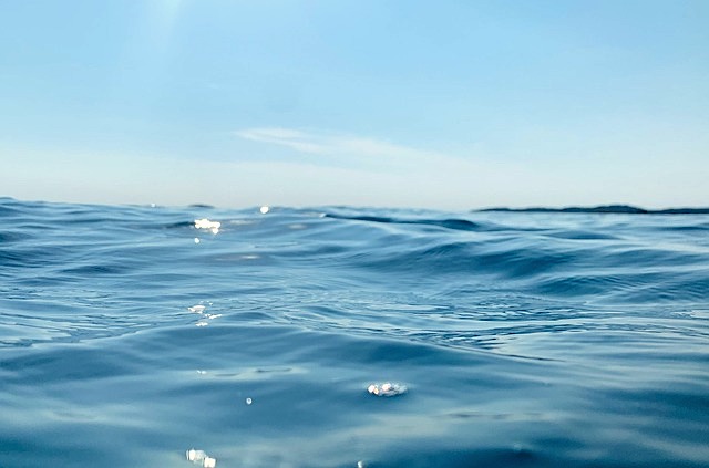 Vagues calmes symbolisant l’apaisement et le lâcher-prise – hypnose à Brive-la-Gaillarde